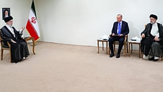 المرشد الأعلى للجمهورية الإسلامية آية الله علي خامنئي يستقبل الرئيس الإيراني إبراهيم رئيسي والرئيس التركي رجب طيب أردوغان في طهران.