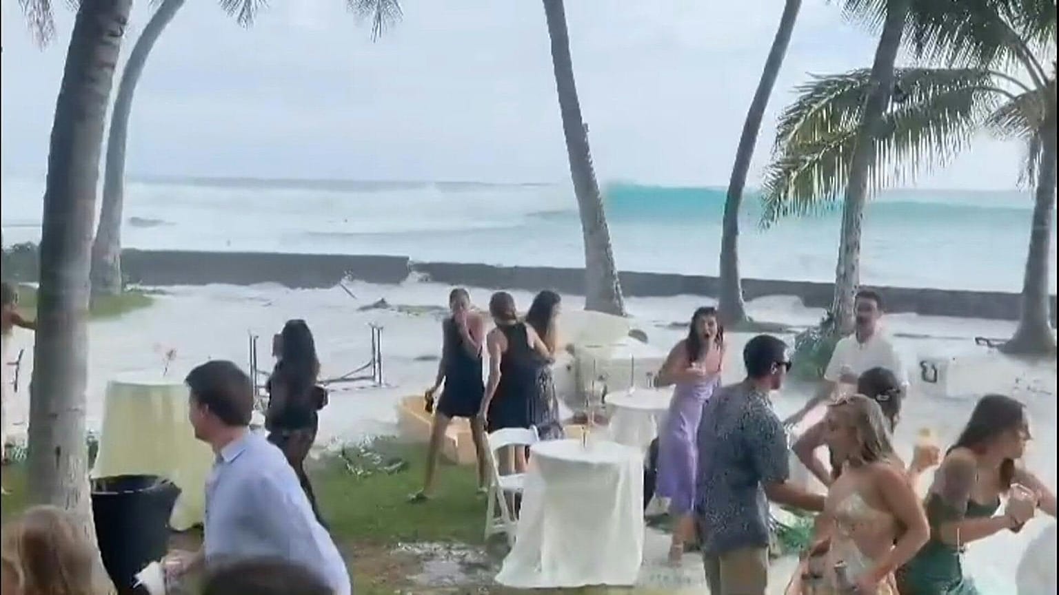 Los invitados de la boda en la que irrumpieron las olas, Hawai, Estados Unidos 