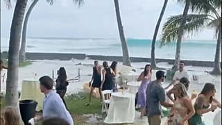Los invitados de la boda en la que irrumpieron las olas, Hawai, Estados Unidos 