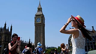 Londra pazartesi günü 41 derece sıcaklık kaydedildi. Meteoroloji tarihinde ilk kez sıcaklar sebebiyle kırmızı alarma geçti.