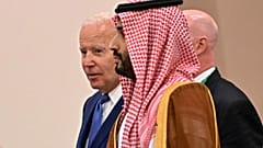 ولي العهد السعودي الأمير محمد بن سلمان رفقة الرئيس الأمريكي جو بايدن في الرياض. 