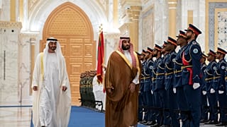 ولي العهد السعودي الأمير محمد بن سلمان إلى جانب الرئيس الإماراتي الشيخ محمد بن زايد آل نهيان (أرشيف)