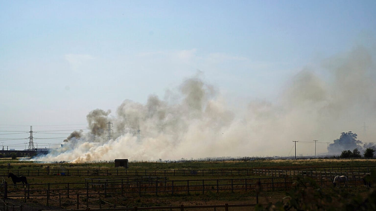 Incêndio em Wennington, Inglaterra, provoca uma nuvem de fumo