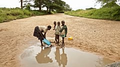 Afrika ülkesi Uganda'nın Karamoja bölgesinde yaşanan kuraklığın yol açtığı açlık, bu ay içerisinde yüzlerce kişinin ölümüne neden oldu