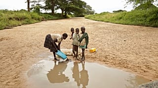 Afrika ülkesi Uganda'nın Karamoja bölgesinde yaşanan kuraklığın yol açtığı açlık, bu ay içerisinde yüzlerce kişinin ölümüne neden oldu
