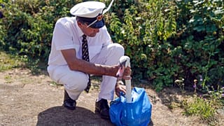 Ответственный за лебедей чиновник носит фуражку с королевской короной и лебединым пером