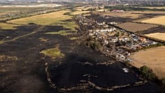 La escena después de un incendio en el pueblo de Wennington, al este de Londres, el miércoles 20 de julio de 2022