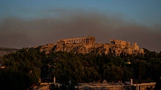 Atenas sumida en una nube de humo