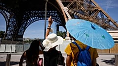 Touristes à Paris devant la Tour Eiffel - le 13 juillet 2022