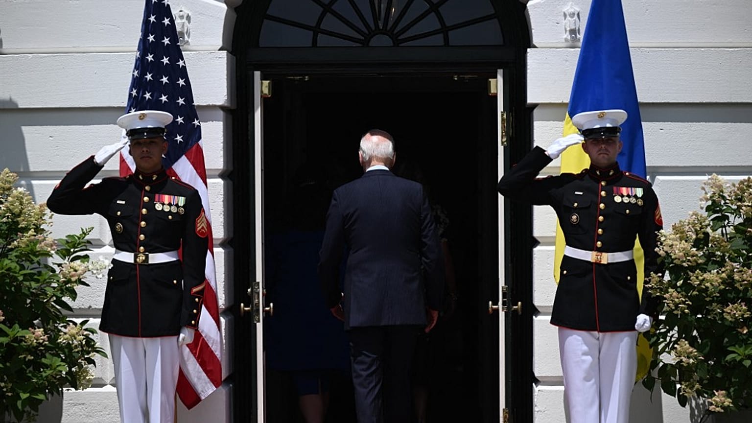 El presidente de Estados Unidos, Joe Biden, de espaldas