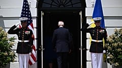 El presidente de Estados Unidos, Joe Biden, de espaldas