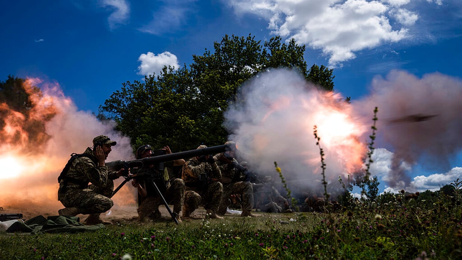 Ukrainische Soldaten bei Charkiw