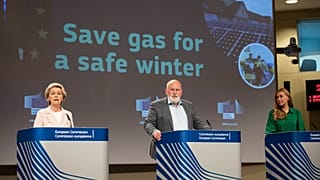 La presidente della Commissione Ue, Ursula von der Leyen, il vice presidente esecutivo, Frans Timmermans, e la commissaria all'Energia, Kadri Simson.