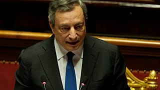 رئيس الوزراء الإيطالي ماريو دراغي يلقي خطابه في مجلس الشيوخ في روما، إيطاليا.