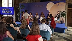 Junge Frauen schließen die Geschlechterkluft in der Arbeitswelt