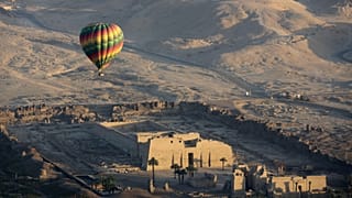 منطاد يحلق فوق معبد رمسيس الثالث في مدينة هابو على الضفة الغربية لنهر النيل في الأقصر. صورة أرشيفية 1 أبريل 2016