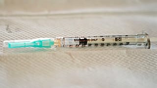 une seringue remplie d'une dose de vaccin anti-Covid