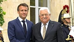 الرئيس الفرنسي إيمانويل ماكرون يستقبل الرئيس الفلسطيني محمود عباس في قصر الإليزيه بباريس.