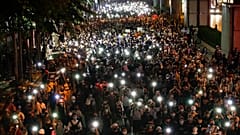 Tayland'ın başkenti Bangkok'ta demokrasi yanlısı gösteri düzenleyen göstericiler, cep telefonlarının ışıklarını açtı (arşiv)