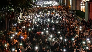 Tayland'ın başkenti Bangkok'ta demokrasi yanlısı gösteri düzenleyen göstericiler, cep telefonlarının ışıklarını açtı (arşiv)