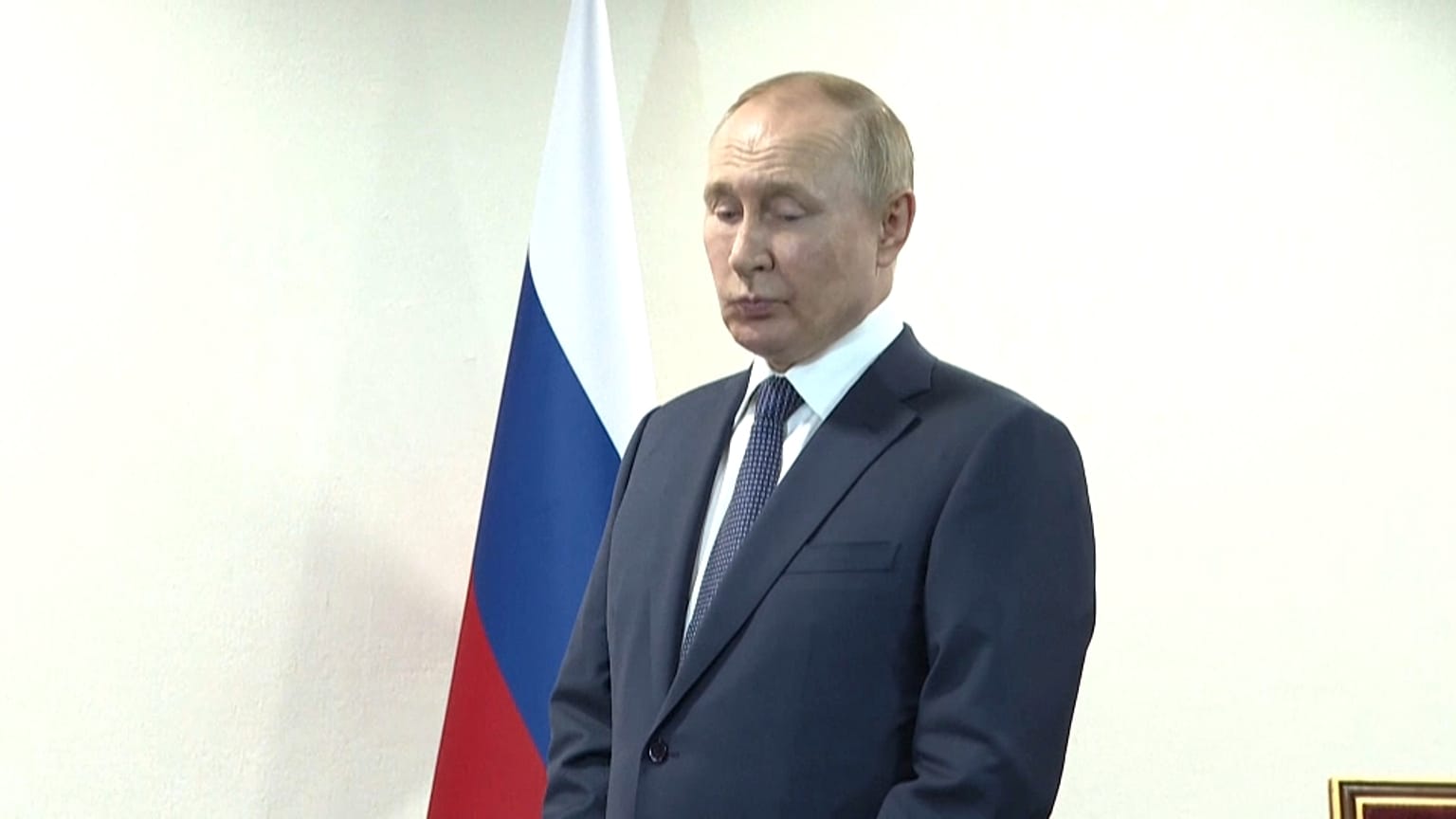 Kreml-Chef Wladimir Putin ist sichtlich angefasst, während er vor laufenden Kameras auf den türkischen Präsidenten Erdogan warten muss.