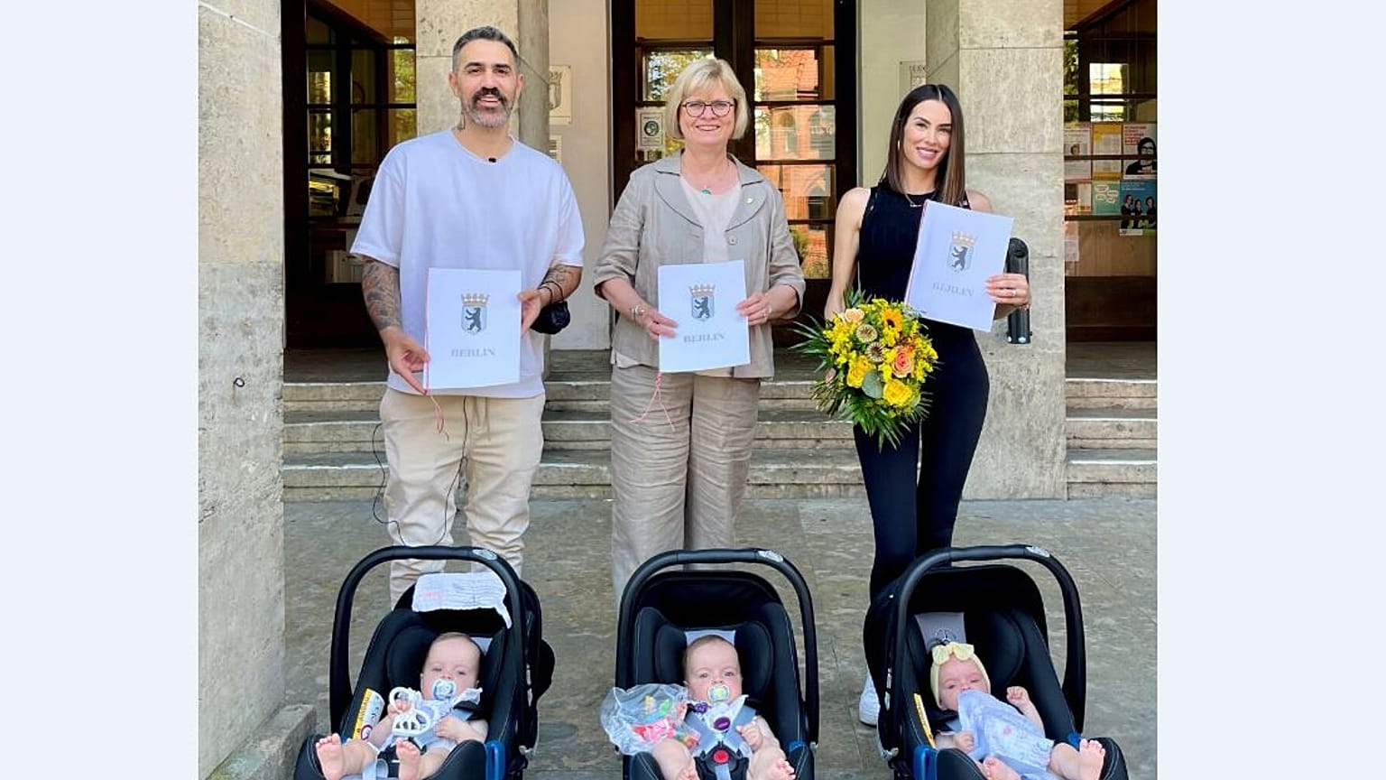 Anis Ferchichi, Bezirksstadträtin für Bildung, Kultur und Sport Cerstin Richter-Kotowski, Anna-Maria Ferchichi und die drei Patenkinder Leonora, Naima und Amaya