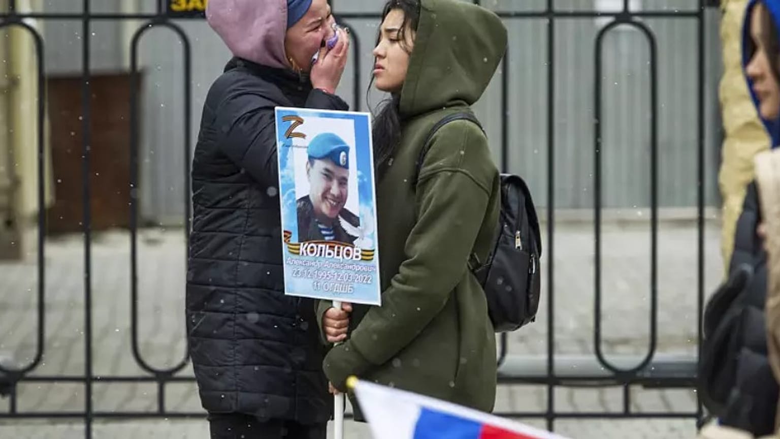 Porträt eines in der Ukraine gefallenen Soldaten bei der Kundgebung in der burjatischen Hauptstadt Ulan-Ude