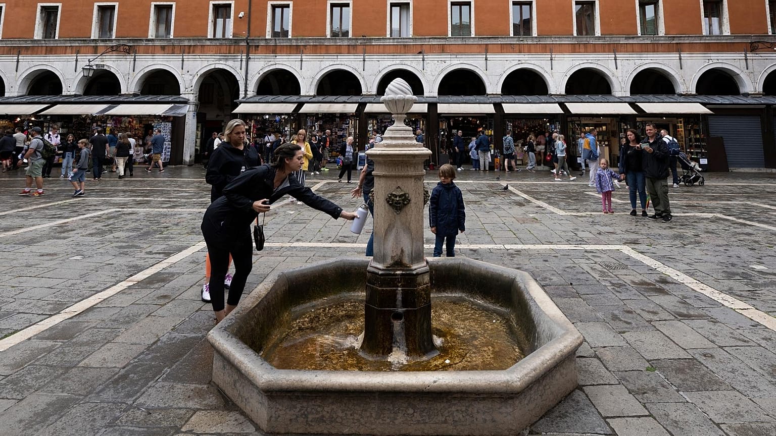 Tourism contributes to the production of 28 to 40 percent of the city's waste, depending on the season.