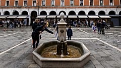 Tourism contributes to the production of 28 to 40 percent of the city's waste, depending on the season.