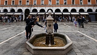 Tourism contributes to the production of 28 to 40 percent of the city's waste, depending on the season.