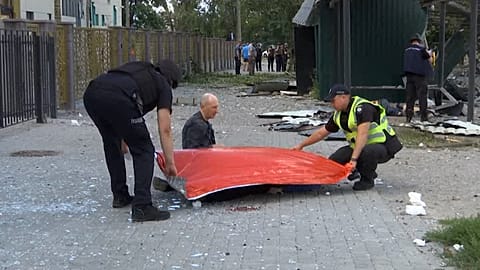Vater kniet neben seinem getöteten Sohn