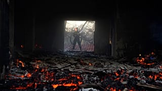 Feuerwehrmann in einem ausgebrannten Haus in Megara nahe Athen