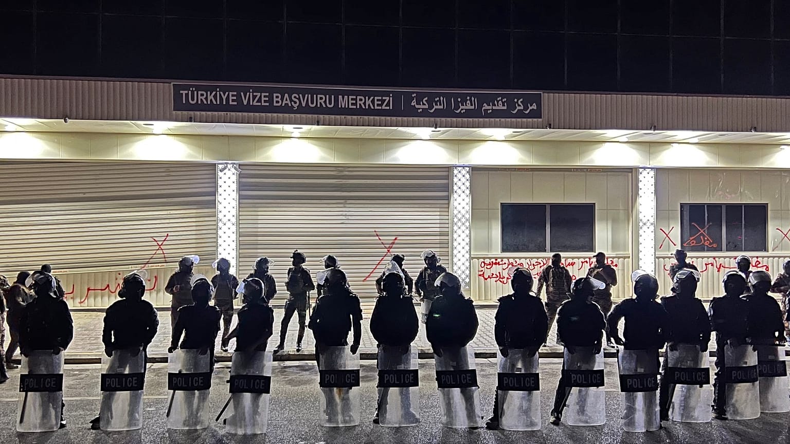 Kuzey Irak'taki saldırı sonrası Kerbela'da bulunan Türk vize merkezi önünde güvenlik önlemleri artırıldı