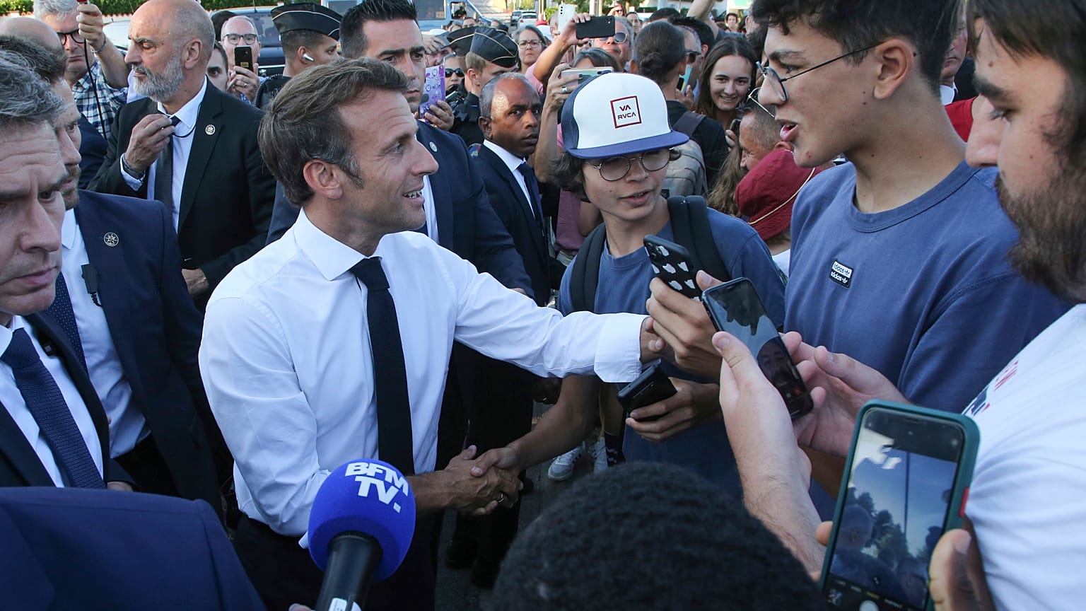 Macron im Gespräch mit jungen Menschen in Langon