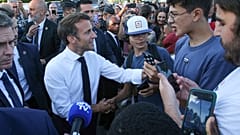 Macron im Gespräch mit jungen Menschen in Langon