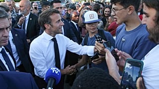 Macron im Gespräch mit jungen Menschen in Langon