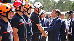 Le président français Emmanuel Macron en visite en Gironde, mercredi 20 juillet 2022.
