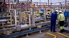 Operarios trabajan en la planta de regasificación de Enagas, la mayor planta de GNL de Europa, en Barcelona, España, el 29 de marzo de 2022