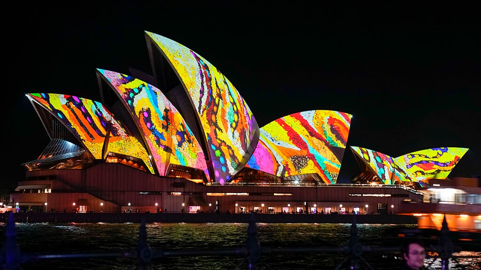 A Sydney Opera House fényfestés idején 2022 nyarán