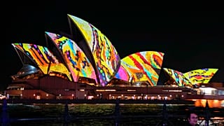 A Sydney Opera House fényfestés idején 2022 nyarán