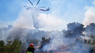 Ρίψη νερού από εναέριο μέσο της Πυροσβεστικής