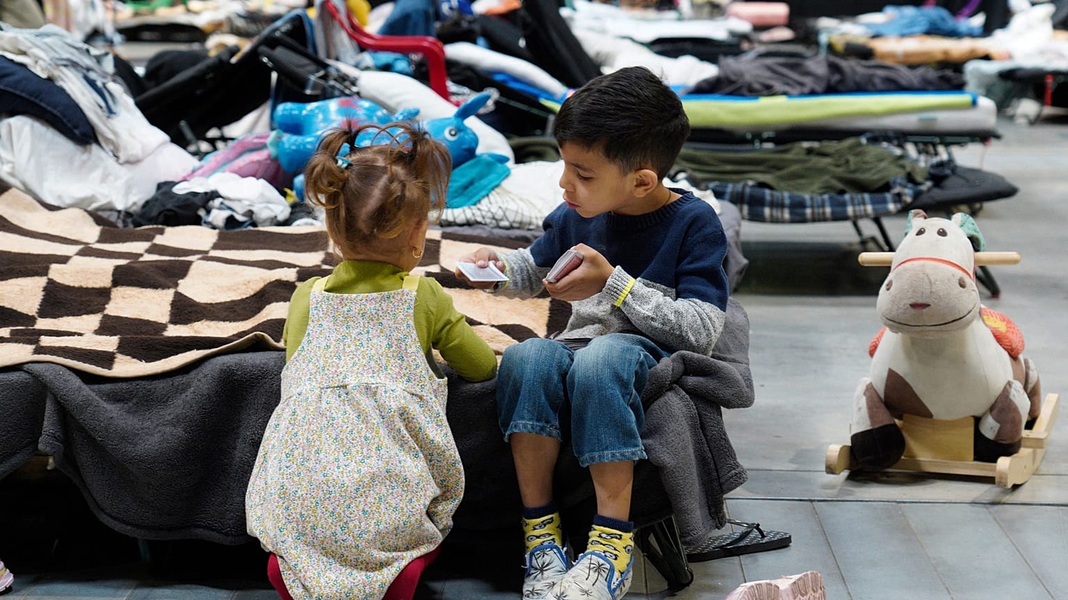 Deux enfants ukrainiens jouent aux cartes dans un centre pour réfugiés en Pologne - 15 juillet 2022