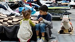 Deux enfants ukrainiens jouent aux cartes dans un centre pour réfugiés en Pologne - 15 juillet 2022
