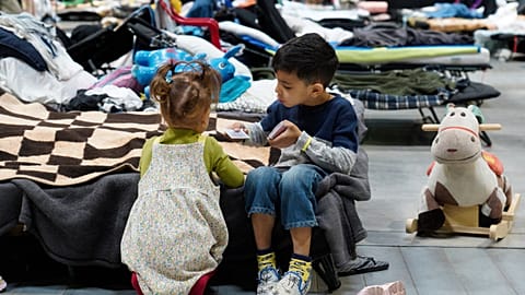 Deux enfants ukrainiens jouent aux cartes dans un centre pour réfugiés en Pologne - 15 juillet 2022