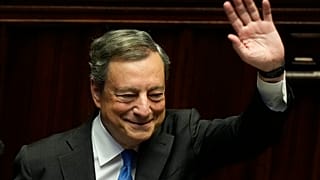 A távozó Mario Draghi megkönnyebbülten integet a parlamentben 2022. július 21-én