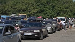 Le parking est toujours bondé, certains attendent jusqu'à plusieurs jours avant de pouvoir passer la ligne de front. 