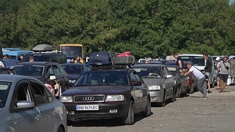 Le parking est toujours bondé, certains attendent jusqu'à plusieurs jours avant de pouvoir passer la ligne de front. 
