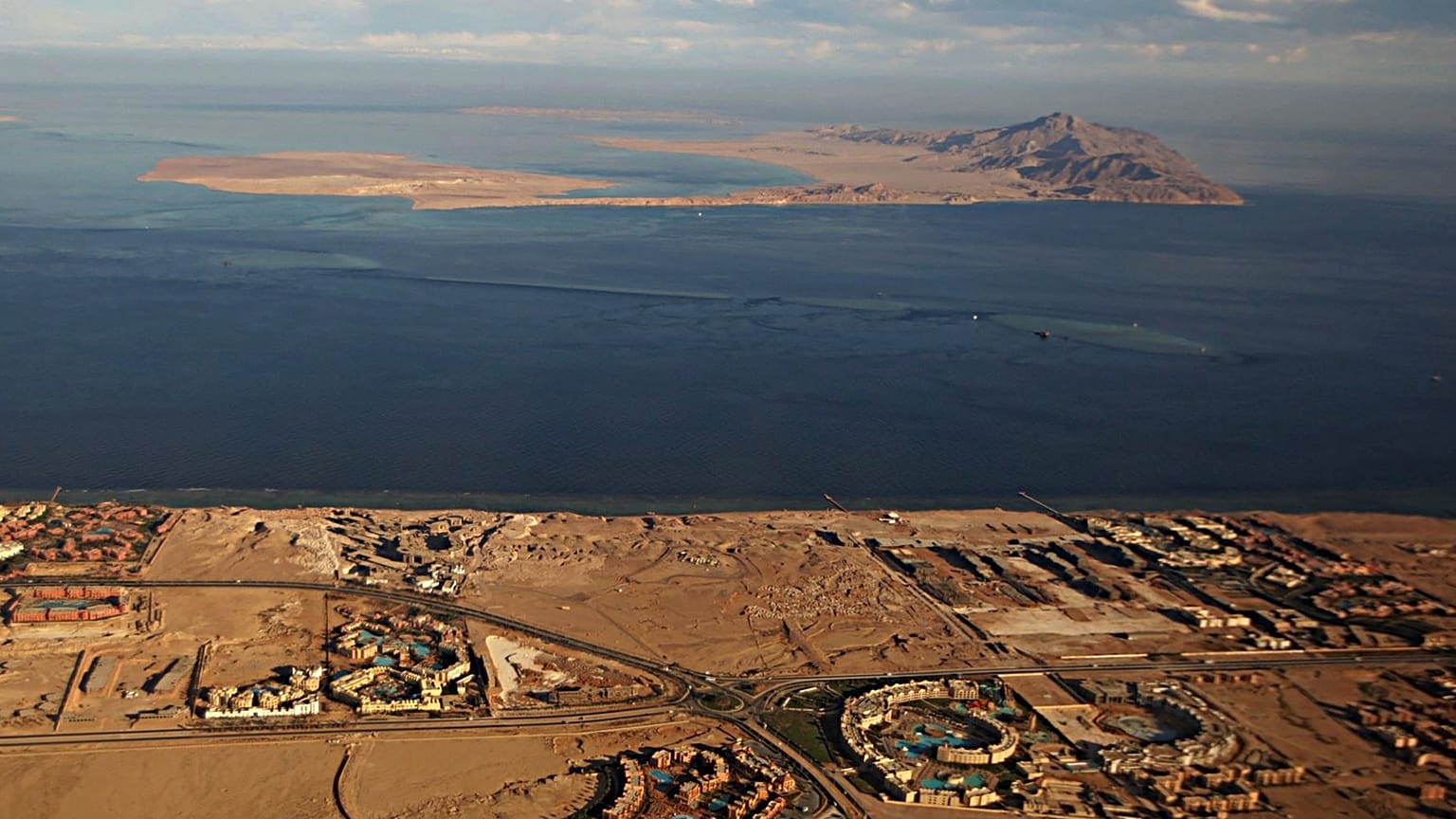 جزيرتي تيران وصنافير في مضيق تيران بين شبه جزيرة سيناء المصرية والمملكة العربية السعودية.