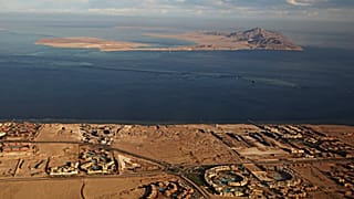 جزيرتي تيران وصنافير في مضيق تيران بين شبه جزيرة سيناء المصرية والمملكة العربية السعودية.