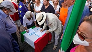 Des Italiens signent une pétition pendant une manifestation pour inciter Mario Draghi à rester à son poste de premier ministre,  lundi 18 juillet